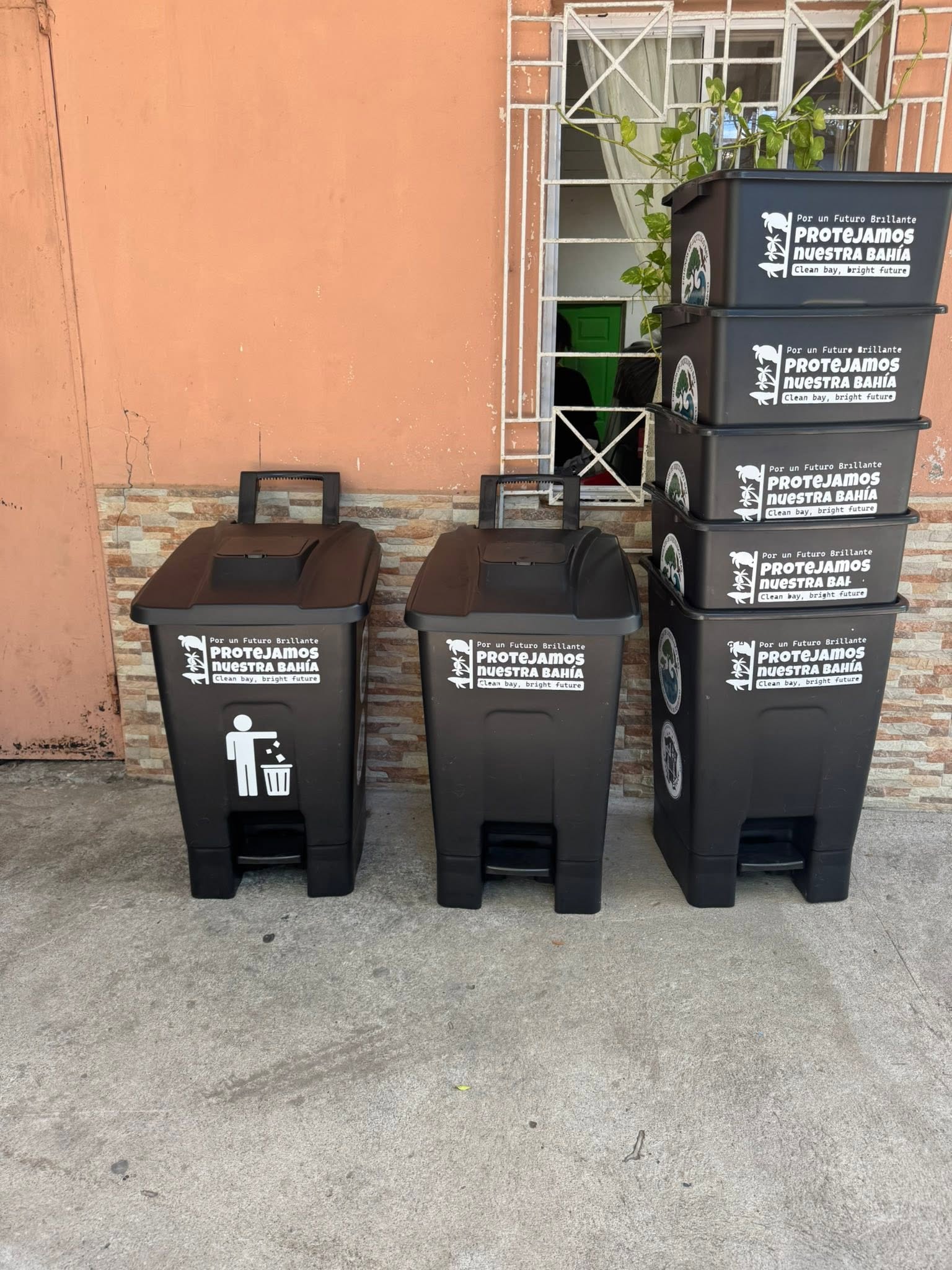 Waste receptacles donated in Puerto El Triunfo